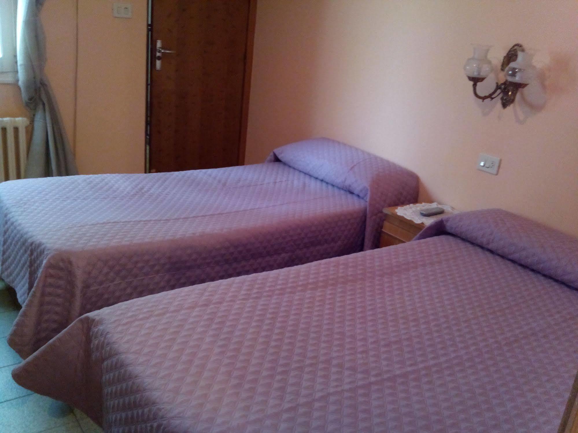 Pension Las Palmeras ลาลิน ภายนอก รูปภาพ